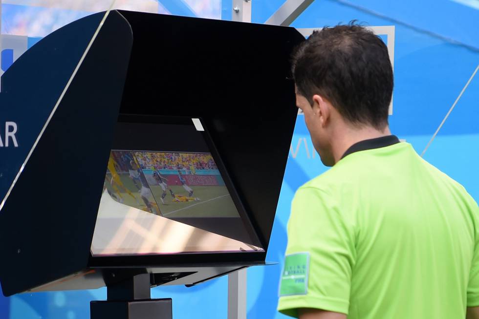 Cunha utilizó el VAR y después pitó el penalti para Francia.