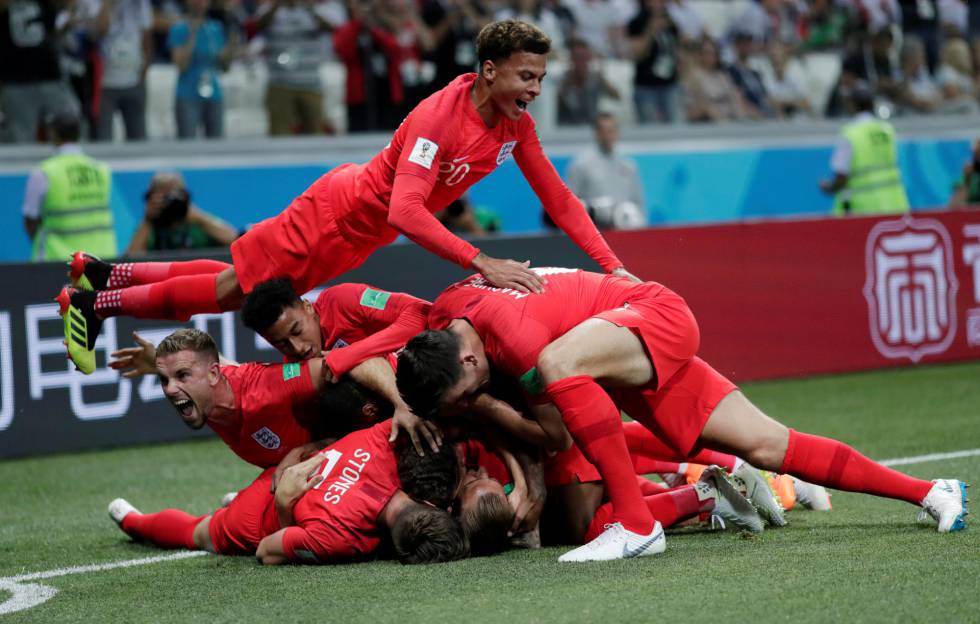 Inglaterra festeja el gol de Kane en tiempo adicionado.