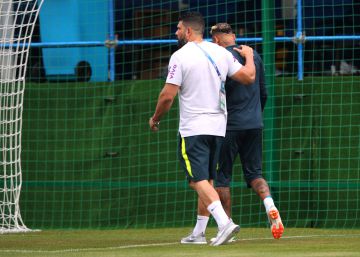 Alarme em Sochi: Neymar sai de treinamento por dor no tornozelo
