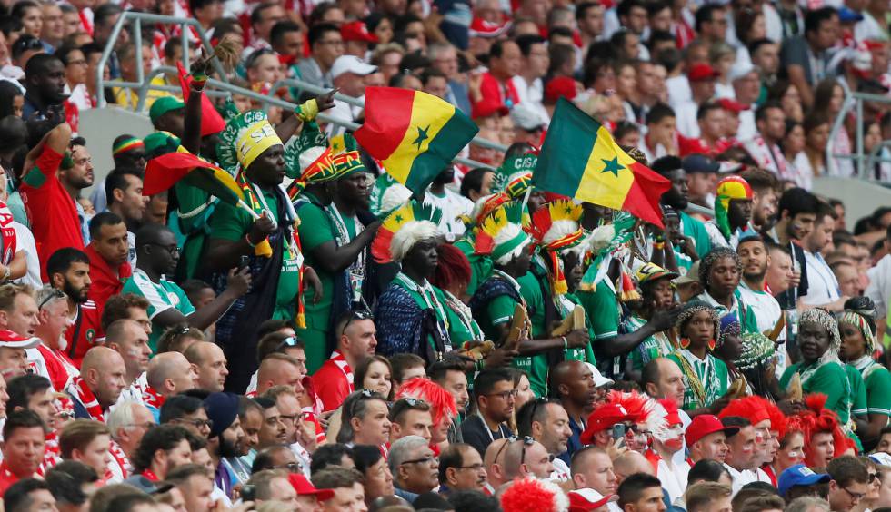 Aficionados senegales y polacos mezclados durante el partido.