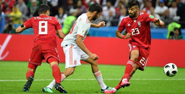 Rezaian despeja el balón, que golpea en Costa y se dirige a portería.