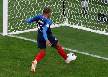 Francia gana a Perú (1-0) y se mete en los octavos de final