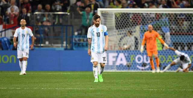 Messi, cabizbajo, tras el tercer gol de Croacia.