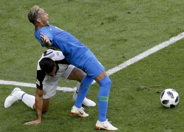 El penalti fingido que el VAR le quitó a Neymar