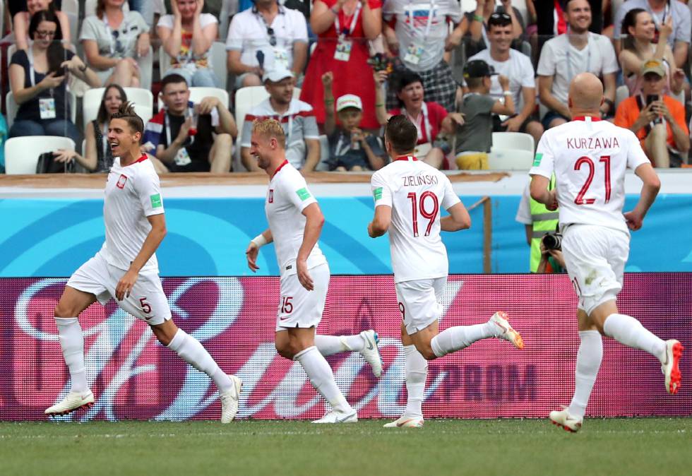 Jan Bednarek celebra el gol del triunfo polaco ante Japón.