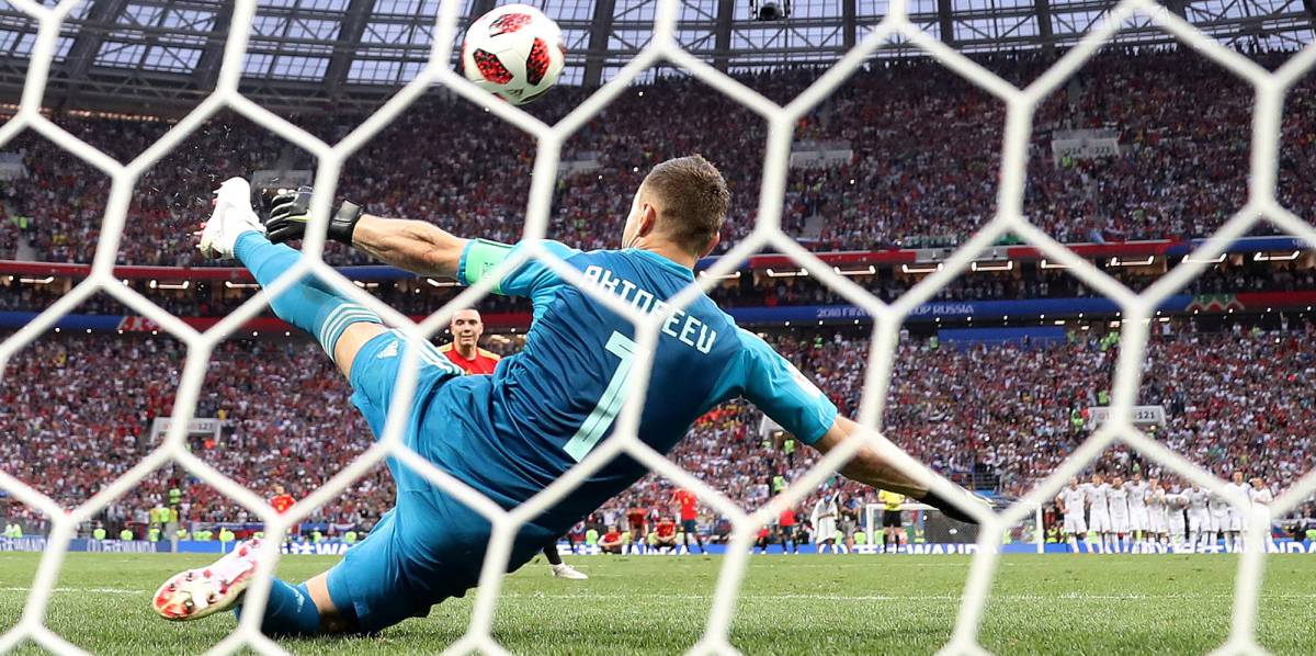 Akinfeev detiene el lanzamiento de penalti de Aspas.