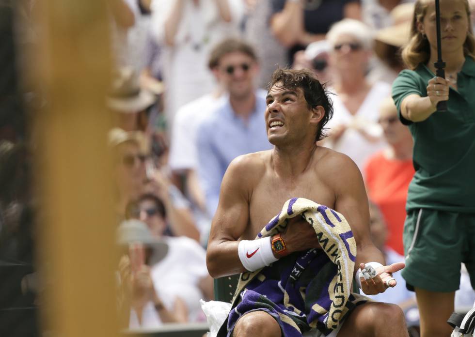 Nadal charla con el árbitro Bernardes, este jueves en Wimbledon.