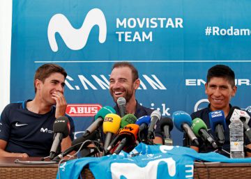 Antes de que comience la carrera, los tres tenores del Movistar cantan a coro