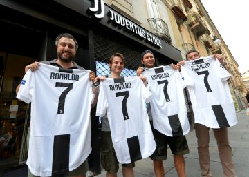 Varios aficionados posan con camisetas con el nombre de Cristiano.