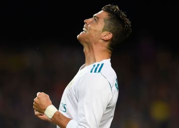 Cristiano Ronaldo se lamenta de un error en un partido contra el Barcelona.