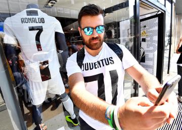 Un aficionado se hace un selfie con la nueva camiseta de la Juve en Milán.