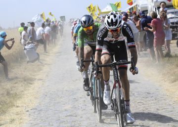 El pelotón del Tour sobrevive feliz en la batalla del pavés
