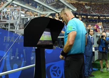El árbitro Nestor Pinata consulta el VAR en la final del Mundial.