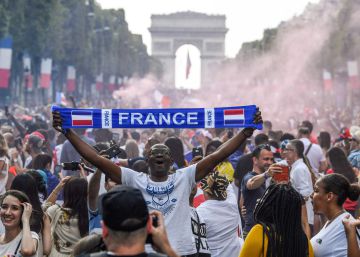 De la ‘banlieue’ a la Torre Eiffel, Francia celebra unánime el triunfo de los ‘bleus’