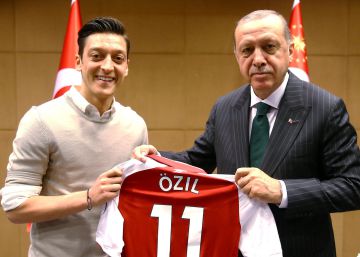 Özil deixa seleção alemã alegando racismo após foto com Erdogan