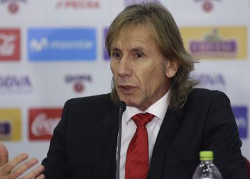 Ricardo Gareca renueva como entrenador de Perú en medio de polémica