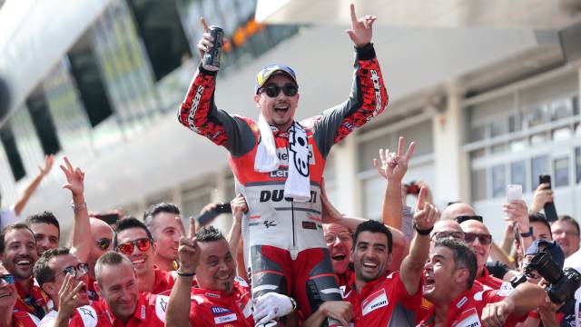 Lorenzo celebra la victoria con su equipo en Spielberg.