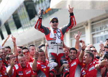 Lorenzo puede con todo, también con Márquez