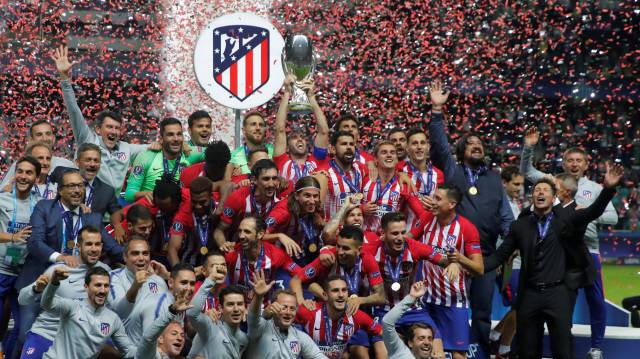 El Atlético levanta la Supercopa de Europa.
