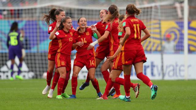 Aitana Bonmatí, en el centro, celebra su gol.