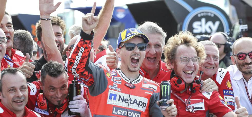 Lorenzo celebra la 'pole' en Misano. A la derecha, de blanco, Domenicali.