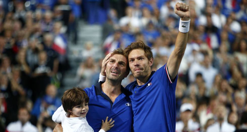 Benneteau y Mahut, el primero con su hijo, tras la victoria definitiva.