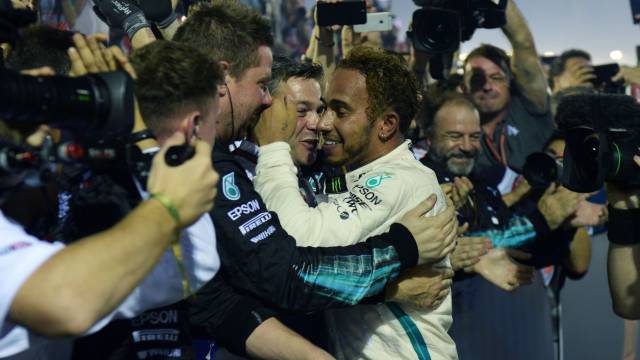 Hamilton celebra con su equipo la victoria en Singapur.