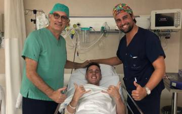 Espargaró, junto a los doctores de la Quirón Dexeus que lo operaron.