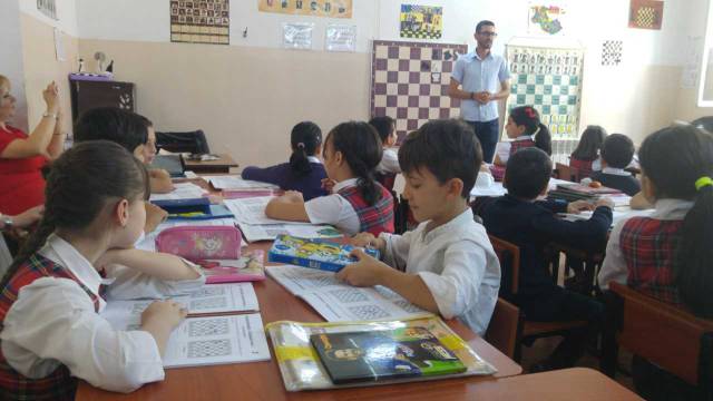 Niños en clase de ajedrez en una escuela de Yereván.