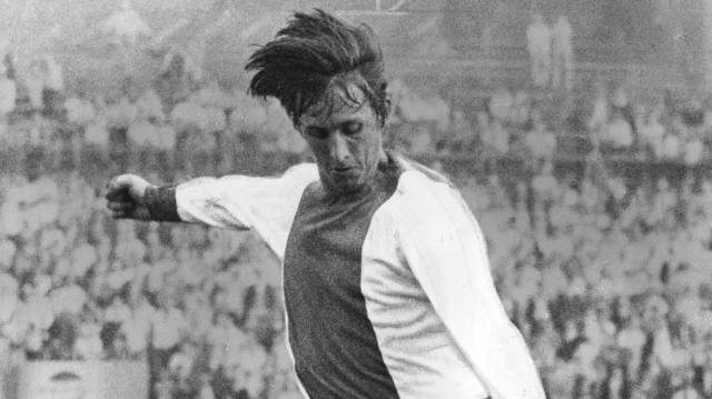 Cruyff dispara durante un Ajax-Bayern de 1973.