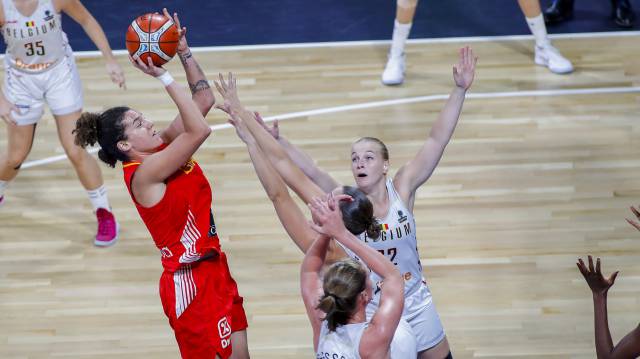Nicholls lanza ante las defensoras belgas.