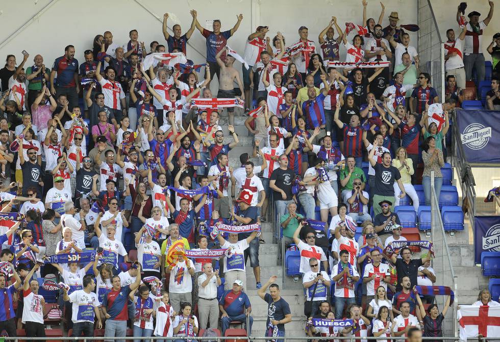Aficionados de la SD Huesca en el primer partido del equipo en LaLiga Santander, ante el Eibar (Ipurua).