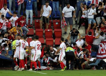 Cae una valla de la grada del estadio del Eibar tras un gol del Sevilla
