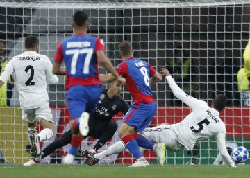 Vlasic dispara para hacer el gol del CSKA.