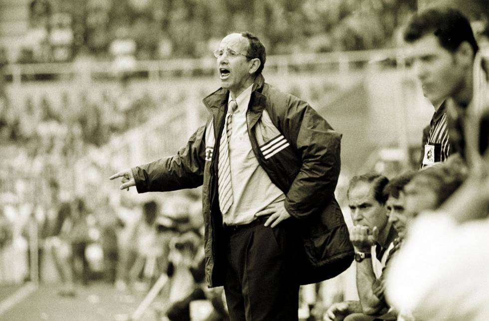 Irureta da instrucciones a los jugadores del Deportivo de La Coruña en la temporada 19992000, cuando se proclamó el primer español en ganar LaLiga desde 1986.
