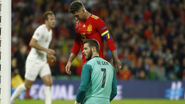 David de Gea y Sergio Ramos tras uno de los goles de Inglaterra.