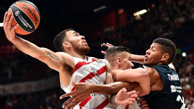 Tavares intenta parar a Mike James