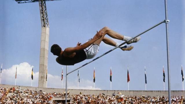 Dick Fosbury supera el listón en México 68.
