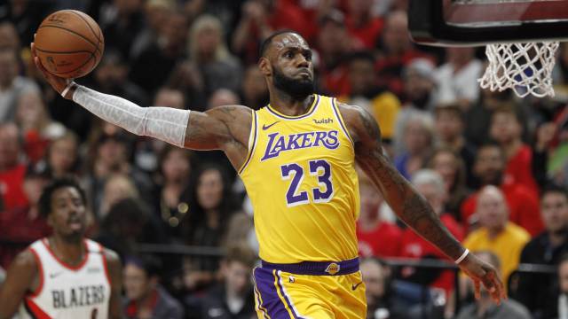 LeBron James se dispone a efectuar un mate ante Portland,.