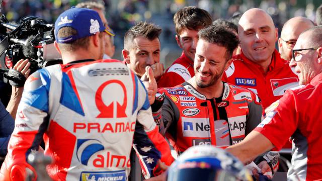 Dovizioso felicita a Miller, en Motegi.