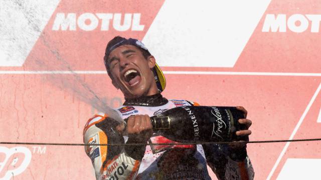 Marc Márquez celebra el título en Motegi.