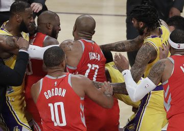El estreno de LeBron en Los Ángeles acaba en pelea y derrota de los Lakers