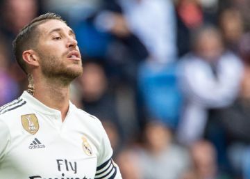 Sergio Ramos da dos balonazos a Reguilón durante el entrenamiento