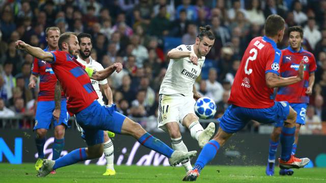Bale intenta un remate.