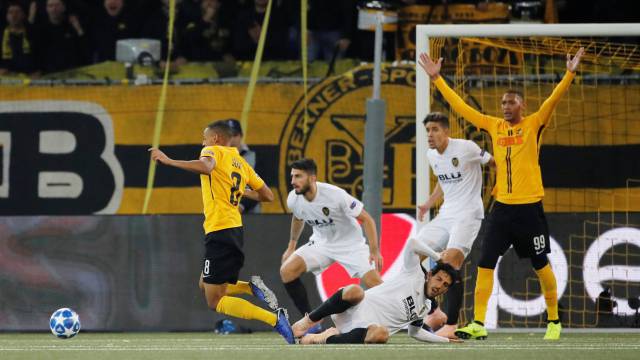 Parejo comete el penalti que permitió el empate.