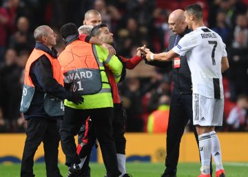 La UEFA multa al United por invasión de campo