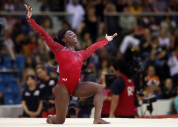 Simone Biles se despide con un oro, un bronce y otro récord