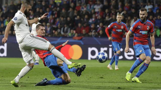 Benzema dispara ante la oposición de la defensa del Viktoria Pilsen.