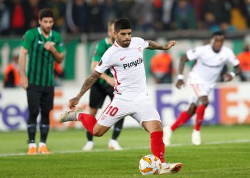 Vázquez y Banega rescatan al Sevilla