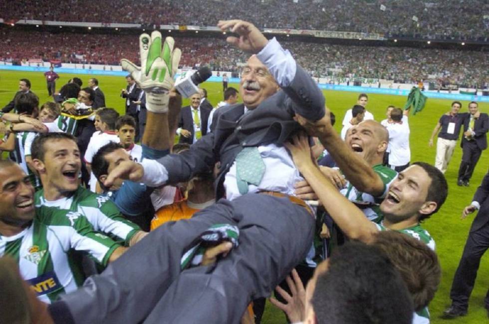 Serra Ferrer, manteado por sus jugadores tras lograr la Copa del Rey 200405 frente a Osasuna en el Vicente Calderón.